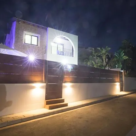 Sunnyvillas: 4br Villa☆private Pool + Jacuzzi - Amelie Villa Protaras