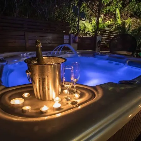 Sunnyvillas: 4br Private Pool+jacuzzi+sauna וילה פרוטאראס