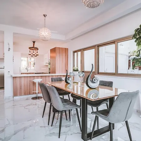 Sunnyvillas: 4br Villa☆private Pool + Jacuzzi - Amelie * Protaras