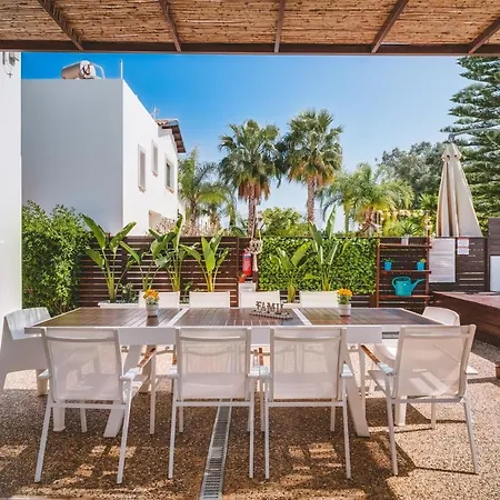 Sunnyvillas: 4br Villa☆private Pool + Jacuzzi - Amelie Villa Protaras