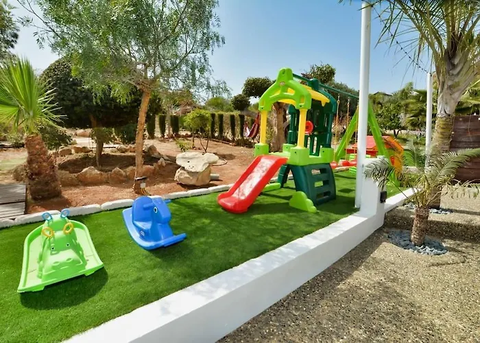 Sunnyvillas: 4br Villa☆private Pool + Jacuzzi - Amelie Villa Protaras