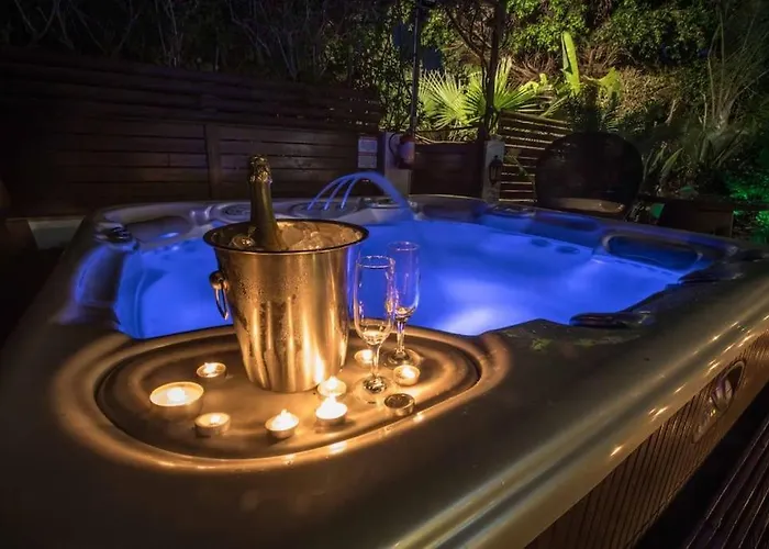 Sunnyvillas: 4br Villa☆private Pool + Jacuzzi - Amelie Villa Protaras