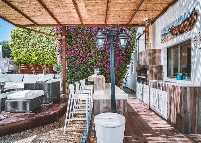 Sunnyvillas: 4br Villa☆private Pool + Jacuzzi - Amelie Villa Protaras