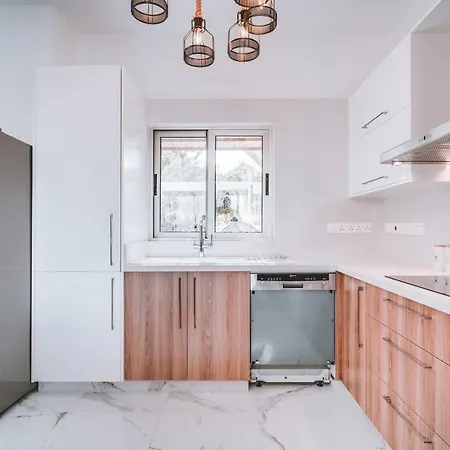 Villa Sunnyvillas: 4br Villa☆private Pool + Jacuzzi - Amelie Protaras